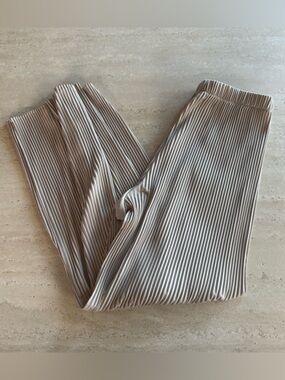 Uniqlo tan flowy pants size medium